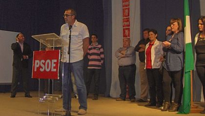 El candidato a alcalde pedaneo por Peuelas Andrs Jimnez Serrano, se dirige al pblico asistente, 4 mayo 2011